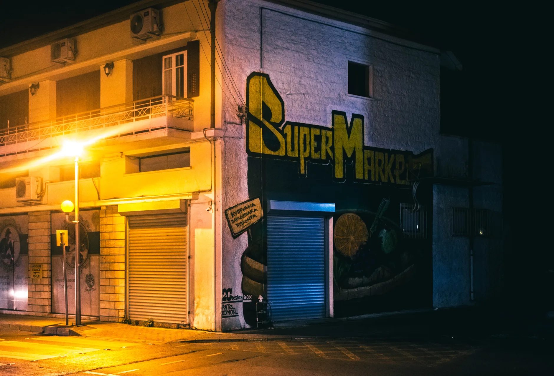 Señal de calle en Nicosia para ilustrar che lingua si parla a cipro en el contexto del bilingüismo de la isla