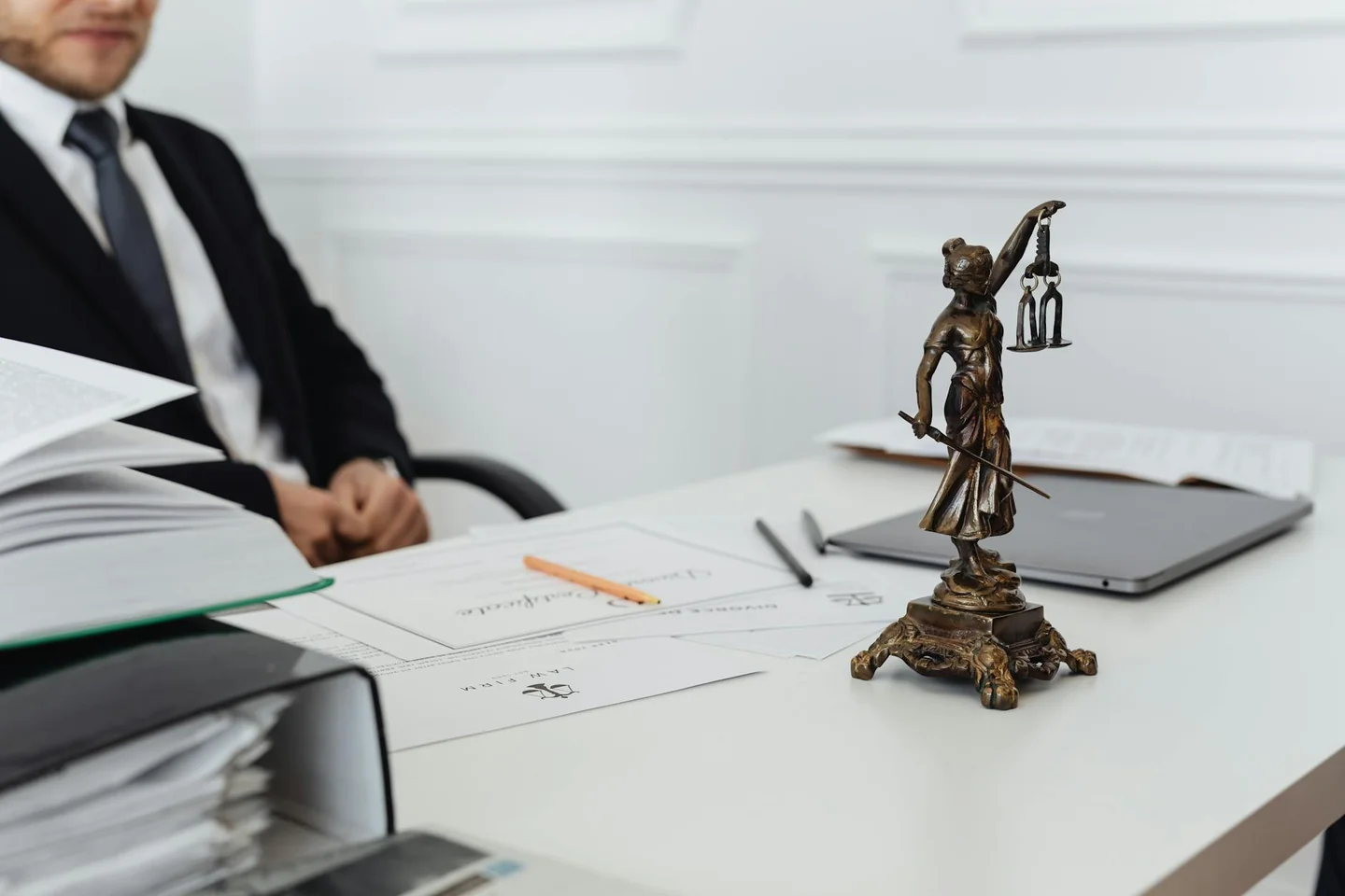Imagen de un despacho de notaría con documentos sobre la mesa, adecuada para explicar chi deve essere presente all'apertura del testamento en un contexto legal y formal.