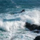 Fotografía de ocean waves crashing para ilustrar perché si formano le onde del mare en la costa.