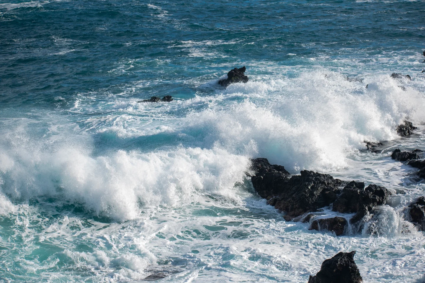 Fotografía de ocean waves crashing para ilustrar perché si formano le onde del mare en la costa.