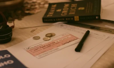 Imagen sobre chi paga le ferie non godute con una persona revisando una nómina en la oficina