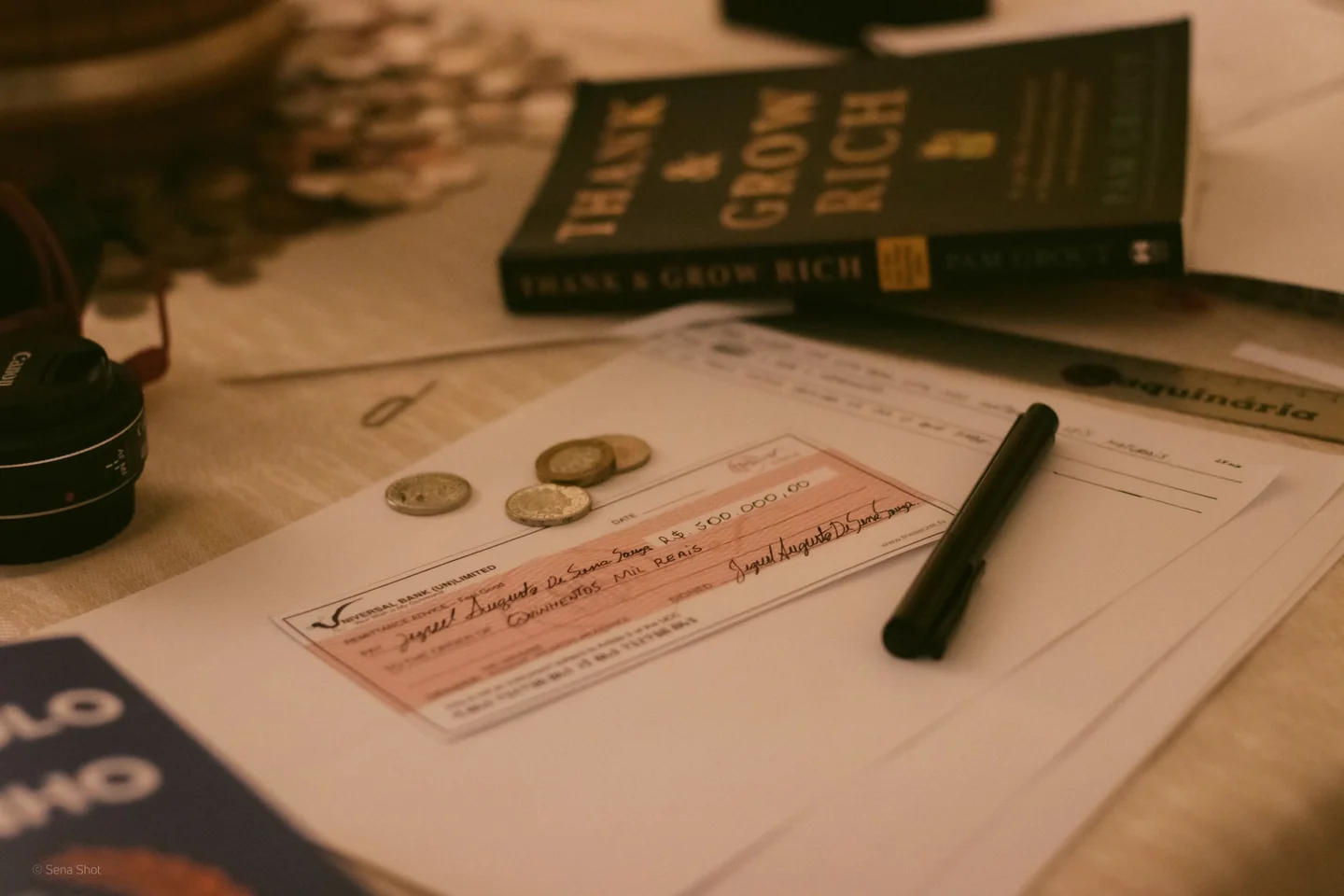 Imagen sobre chi paga le ferie non godute con una persona revisando una nómina en la oficina