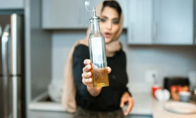 Botella de aceite de oliva para ilustrar el artículo sobre "1 kg di olio quanti litri sono" y la conversión entre peso y volumen.