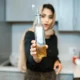 Botella de aceite de oliva para ilustrar el artículo sobre "1 kg di olio quanti litri sono" y la conversión entre peso y volumen.