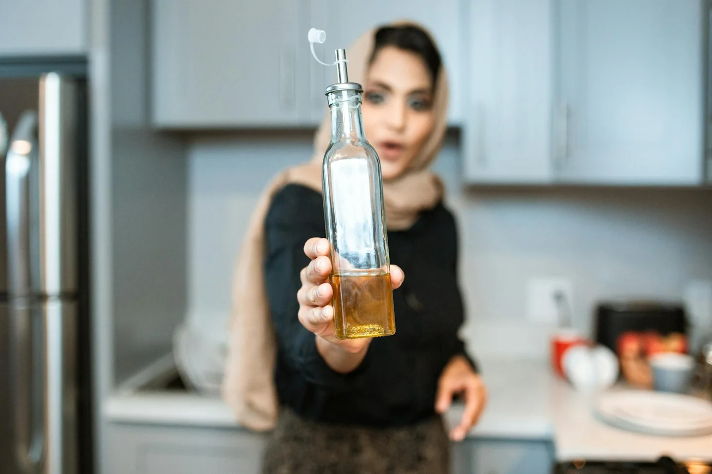 Botella de aceite de oliva para ilustrar el artículo sobre "1 kg di olio quanti litri sono" y la conversión entre peso y volumen.