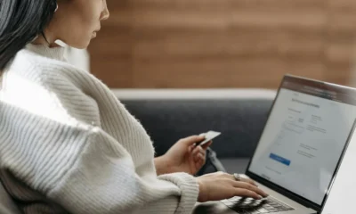 Imagen de una persona realizando online bill payment sobre una laptop, ilustrando la keyword quale sistema coinvolge i prestatori di servizi di pagamento en un contexto de pagos digitales a la administración pública.