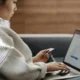 Imagen de una persona realizando online bill payment sobre una laptop, ilustrando la keyword quale sistema coinvolge i prestatori di servizi di pagamento en un contexto de pagos digitales a la administración pública.