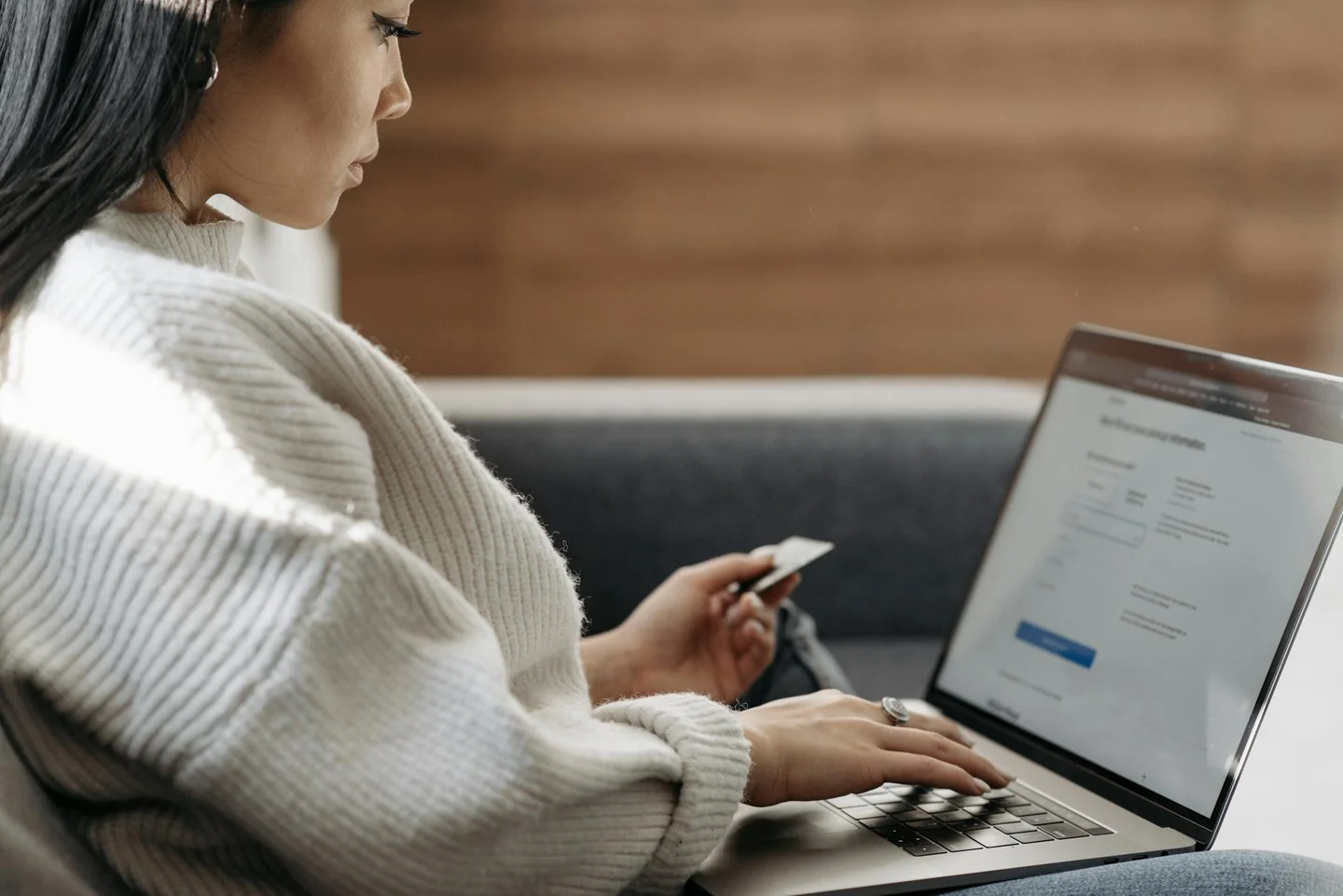 Imagen de una persona realizando online bill payment sobre una laptop, ilustrando la keyword quale sistema coinvolge i prestatori di servizi di pagamento en un contexto de pagos digitales a la administración pública.