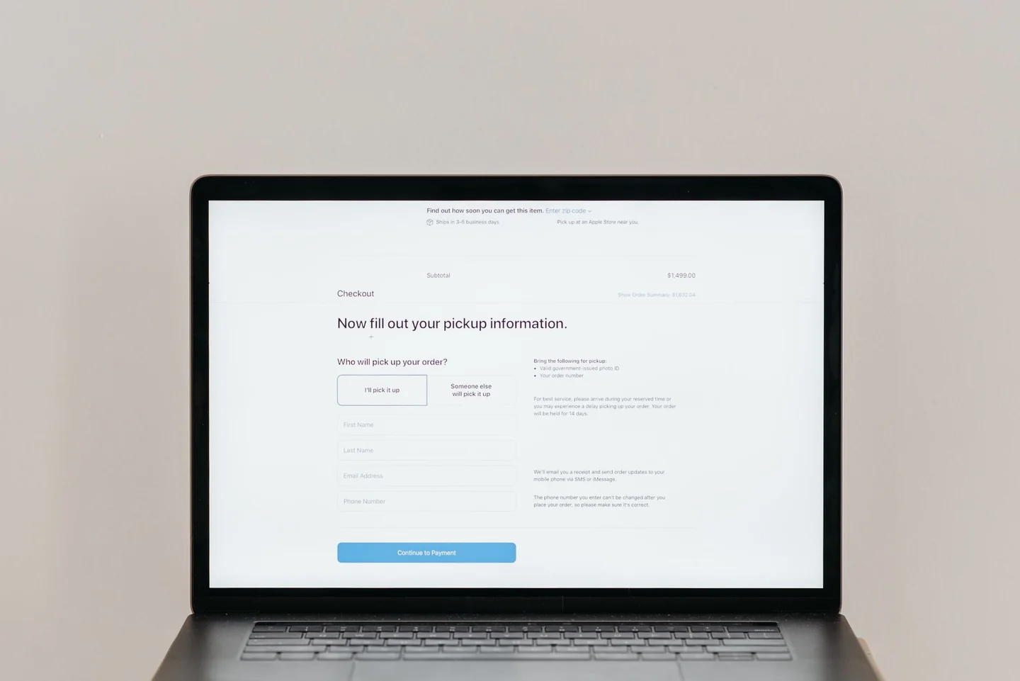Persona completando una solicitud online relacionada con quando fare domanda bonus psicologo 2026 en un portátil