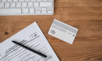 Persona realizando un pago de impuestos online relacionado con si può pagare l’IMU in ritardo