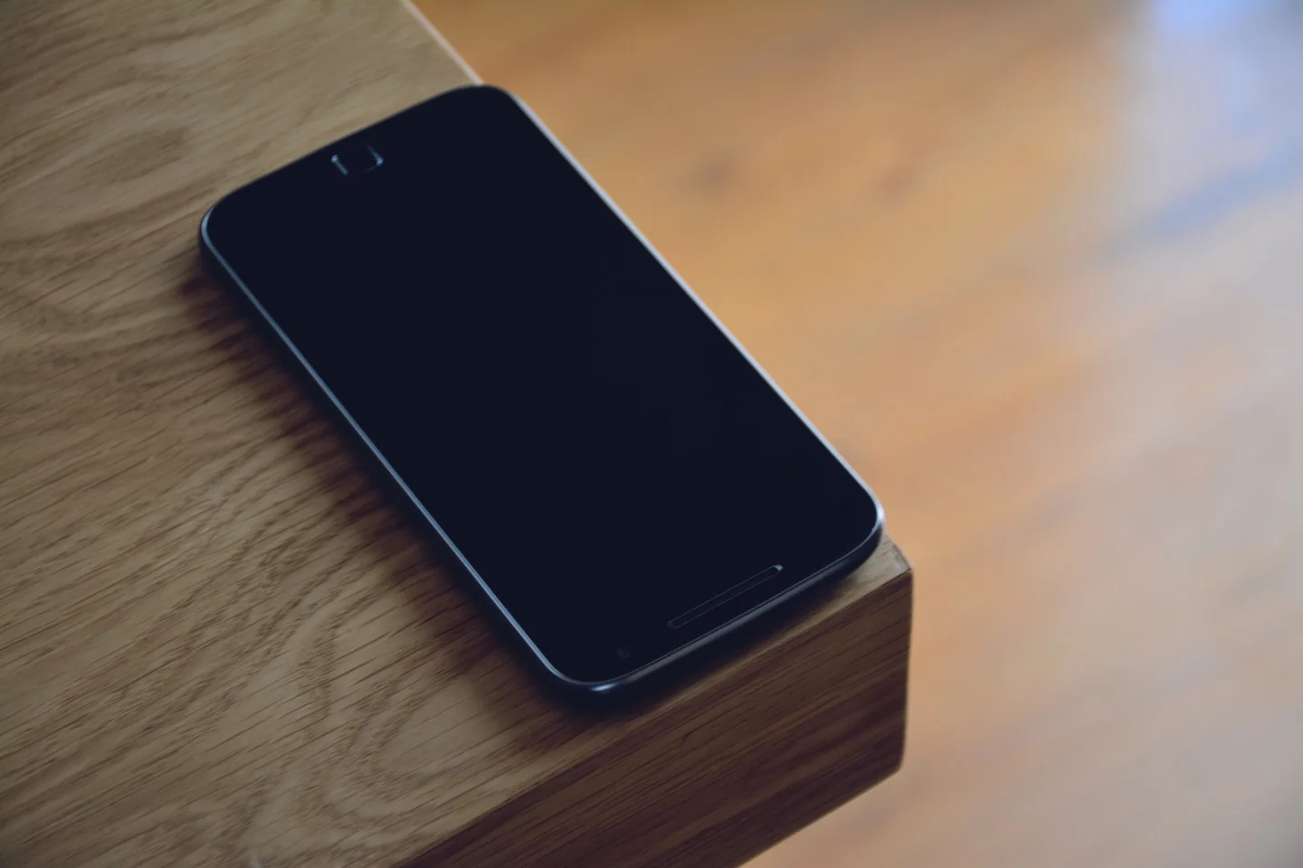 Imagen de un smartphone sobre una mesa con signos de sobrecalentamiento para ilustrar come proteggere lo smartphone dal caldo
