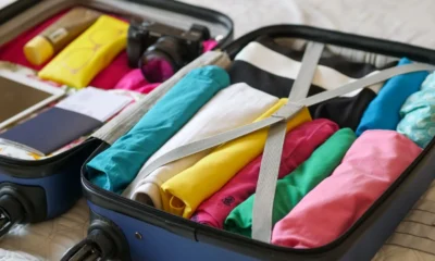 Foto de un equipaje de mano bien organizado para ilustrar cosa mettere nel bagaglio a mano en un artículo sobre viajes en avión.