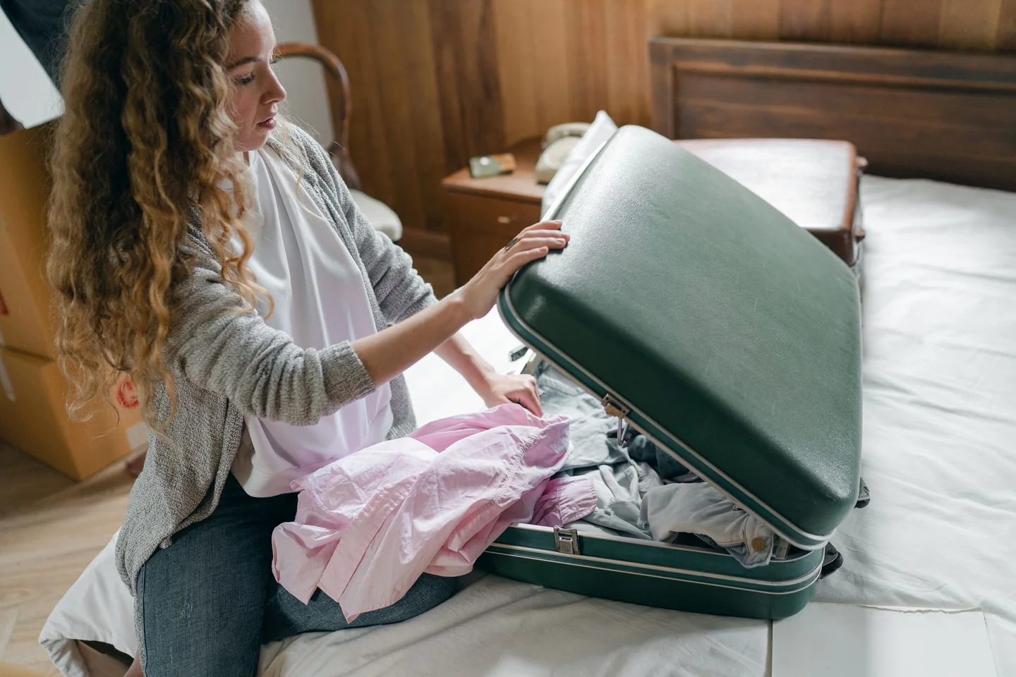 Foto de packing suitcase para ilustrar cosa portare in vacanza, mostrando cómo preparar la maleta antes de salir de viaje.