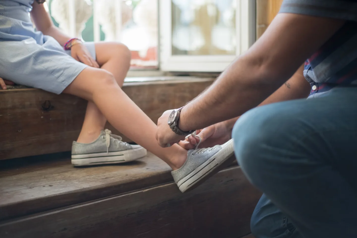 Imagen de un parent helping child para ilustrar el artículo sobre chi può fare lo SPID per un minorenne y el papel del adulto en la solicitud.