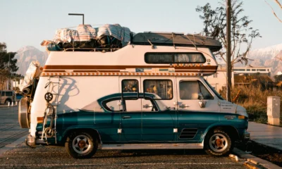 Un camper aparcado en la calle frente a una casa, ilustrando la duda "posso parcheggiare il camper sotto casa".