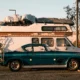 Un camper aparcado en la calle frente a una casa, ilustrando la duda "posso parcheggiare il camper sotto casa".