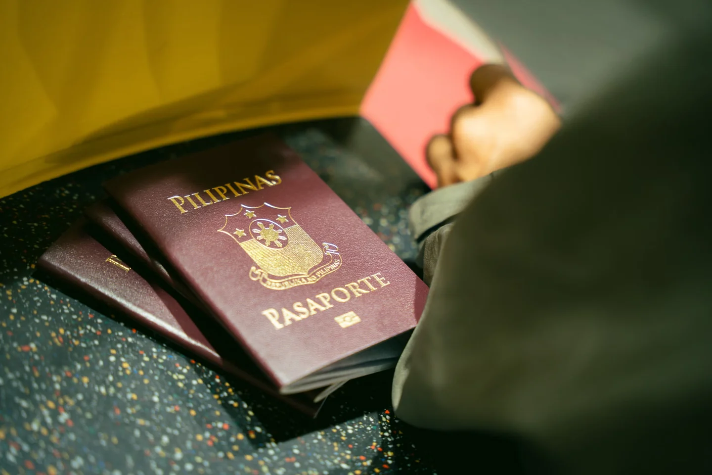 Documento y control en aeropuerto para ilustrar quando serve il visto per viaggiare