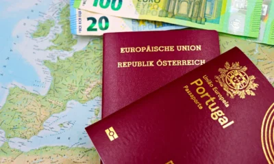 Persona mostrando un documento en el control de fronteras para un artículo sobre che documenti servono per andare in Albania