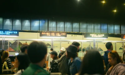 Personas esperando en una oficina para entender dove fare il passaporto