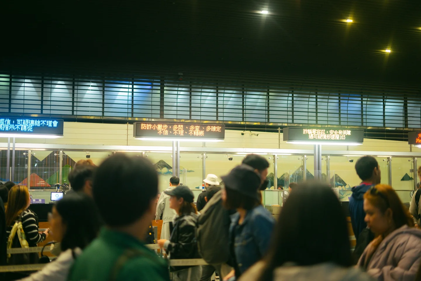 Personas esperando en una oficina para entender dove fare il passaporto