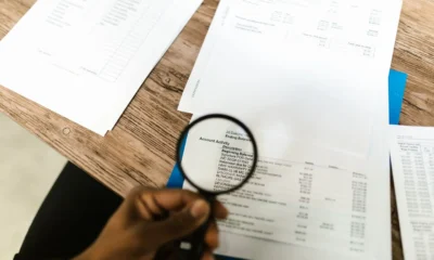 Persona revisando un documento de nómina para entender come calcolare le ferie maturate y comprobar el saldo de vacaciones.