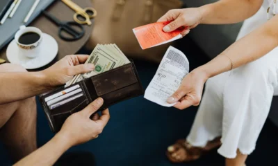 Persona revisando facturas para entender cosa succede se il 730 è a debito