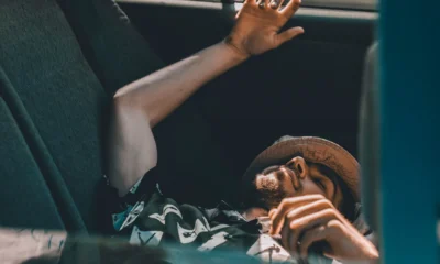 Una persona durmiendo en un coche, imagen ilustrativa para si può dormire in auto.