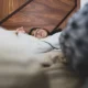 Persona durmiendo con ventilador encendido para ilustrar si può dormire con ventilatore acceso en un dormitorio caluroso