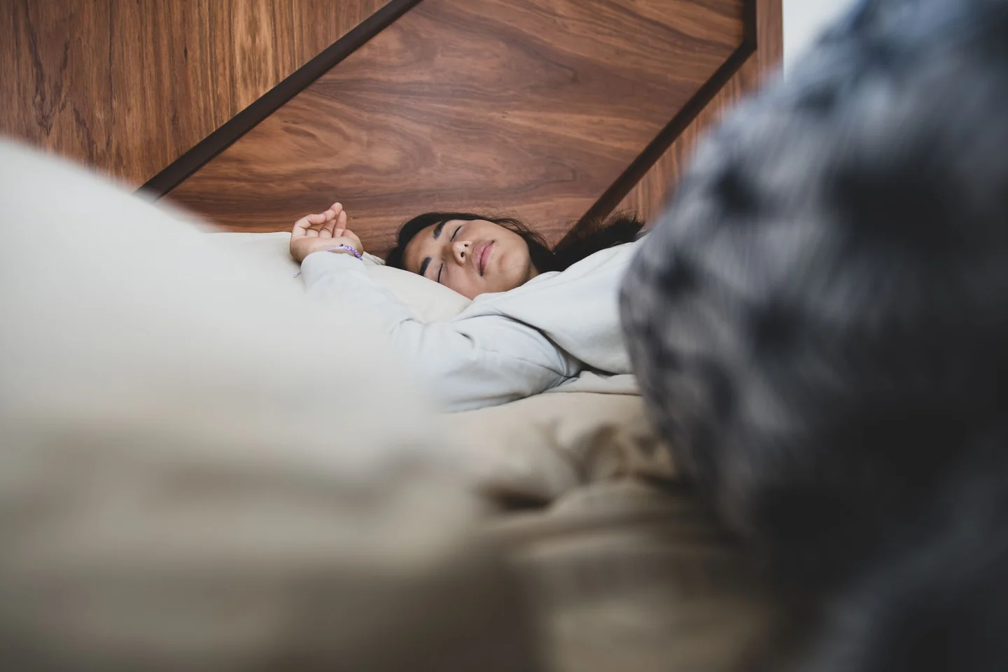 Persona durmiendo con ventilador encendido para ilustrar si può dormire con ventilatore acceso en un dormitorio caluroso