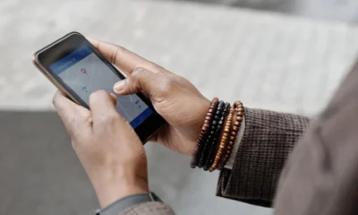 Persona usando un mapa en el móvil para buscar fontanelle, relacionado con "quale app usare per trovare fontanelle"