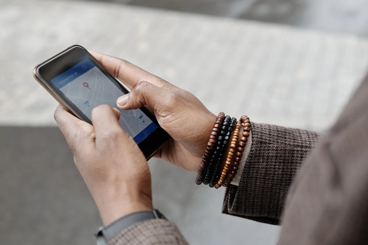 Persona usando un mapa en el móvil para buscar fontanelle, relacionado con "quale app usare per trovare fontanelle"