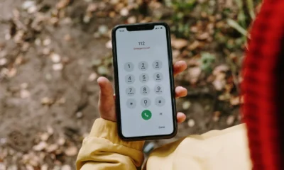 Imagen de una persona atendiendo una llamada sospechosa, ideal para ilustrar che dati non dare mai al telefono en un artículo sobre fraudes telefónicos.