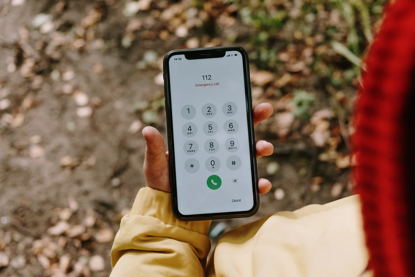 Imagen de una persona atendiendo una llamada sospechosa, ideal para ilustrar che dati non dare mai al telefono en un artículo sobre fraudes telefónicos.