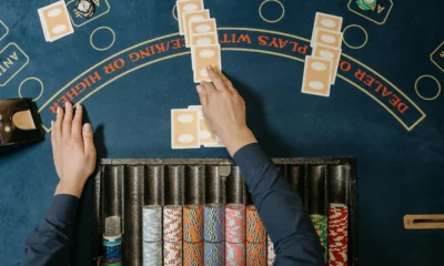 Mesa con cartas para ilustrar quante sono le carte da scala 40 en una partida de escala 40