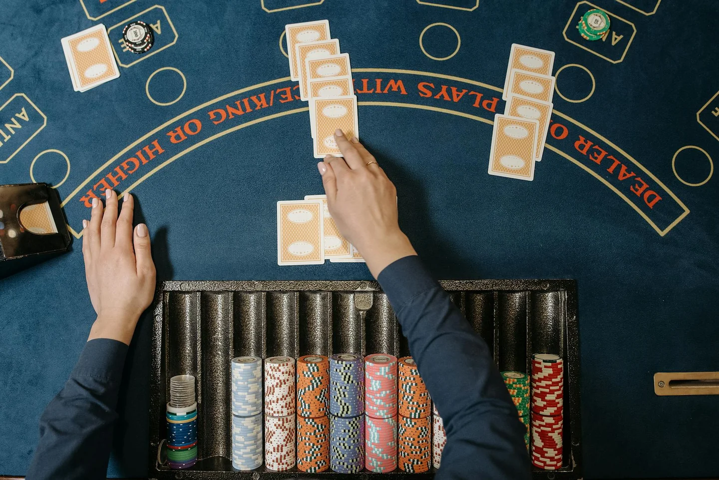 Mesa con cartas para ilustrar quante sono le carte da scala 40 en una partida de escala 40