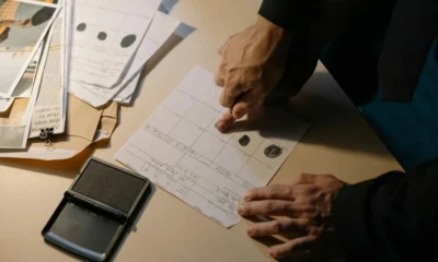 Documento y papeleo en una oficina para ilustrar "cosa succede dopo una denuncia ai carabinieri" y el inicio de una investigación.