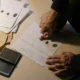 Documento y papeleo en una oficina para ilustrar "cosa succede dopo una denuncia ai carabinieri" y el inicio de una investigación.