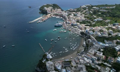 Vista de la costa de Ponza para ilustrar un artículo sobre dove si trova l isola di ponza y su ubicación en el Tirreno