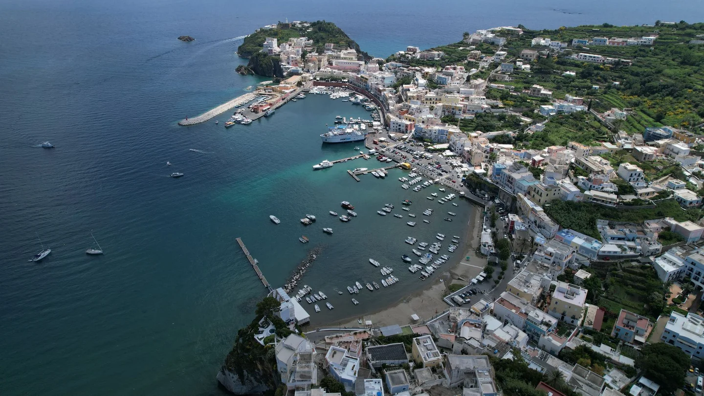 Vista de la costa de Ponza para ilustrar un artículo sobre dove si trova l isola di ponza y su ubicación en el Tirreno