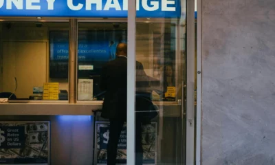 che moneta c'è a praga: oficina de cambio en Praga con carteles de divisas y tasa de cambio