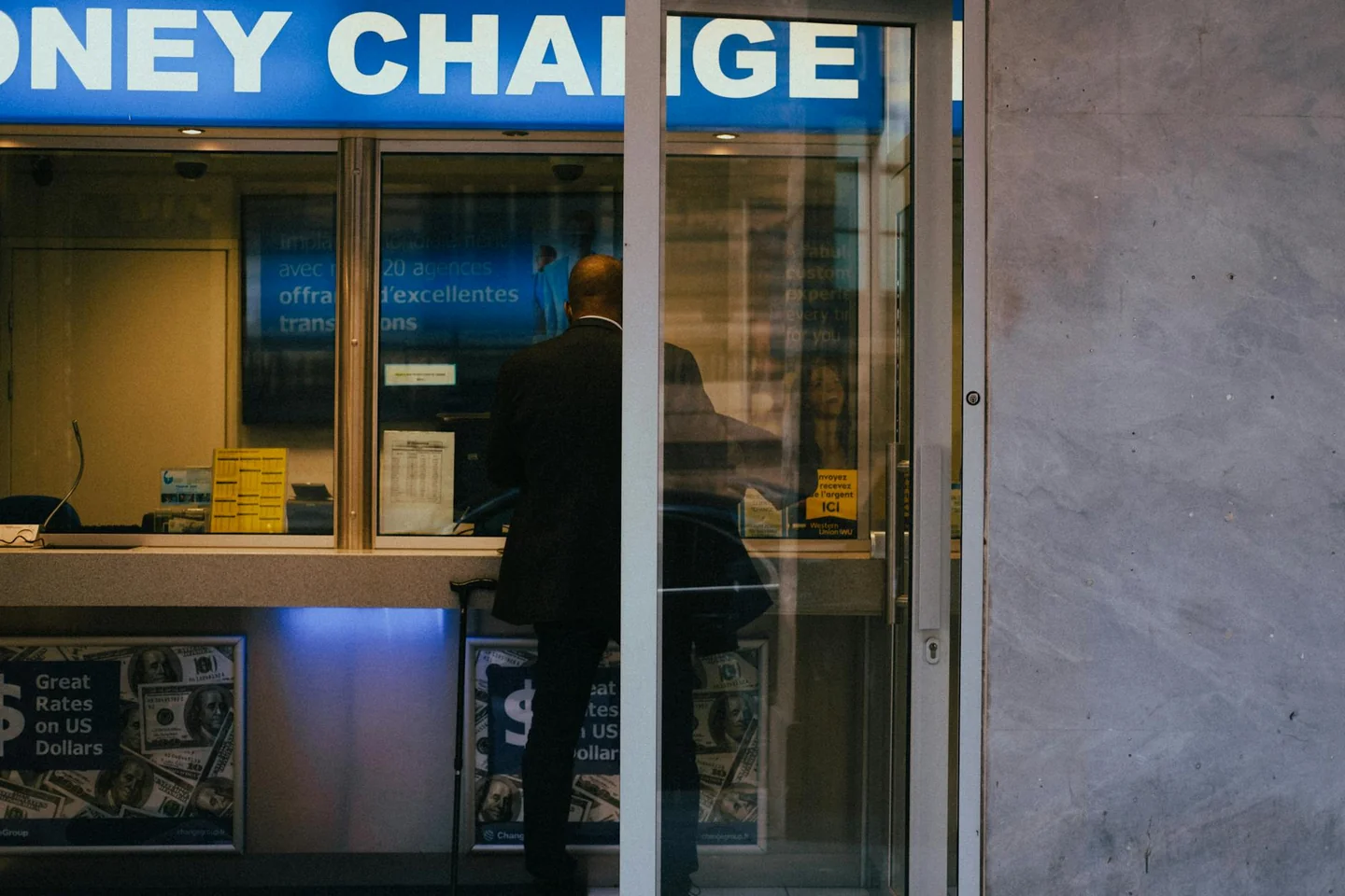 che moneta c'è a praga: oficina de cambio en Praga con carteles de divisas y tasa de cambio