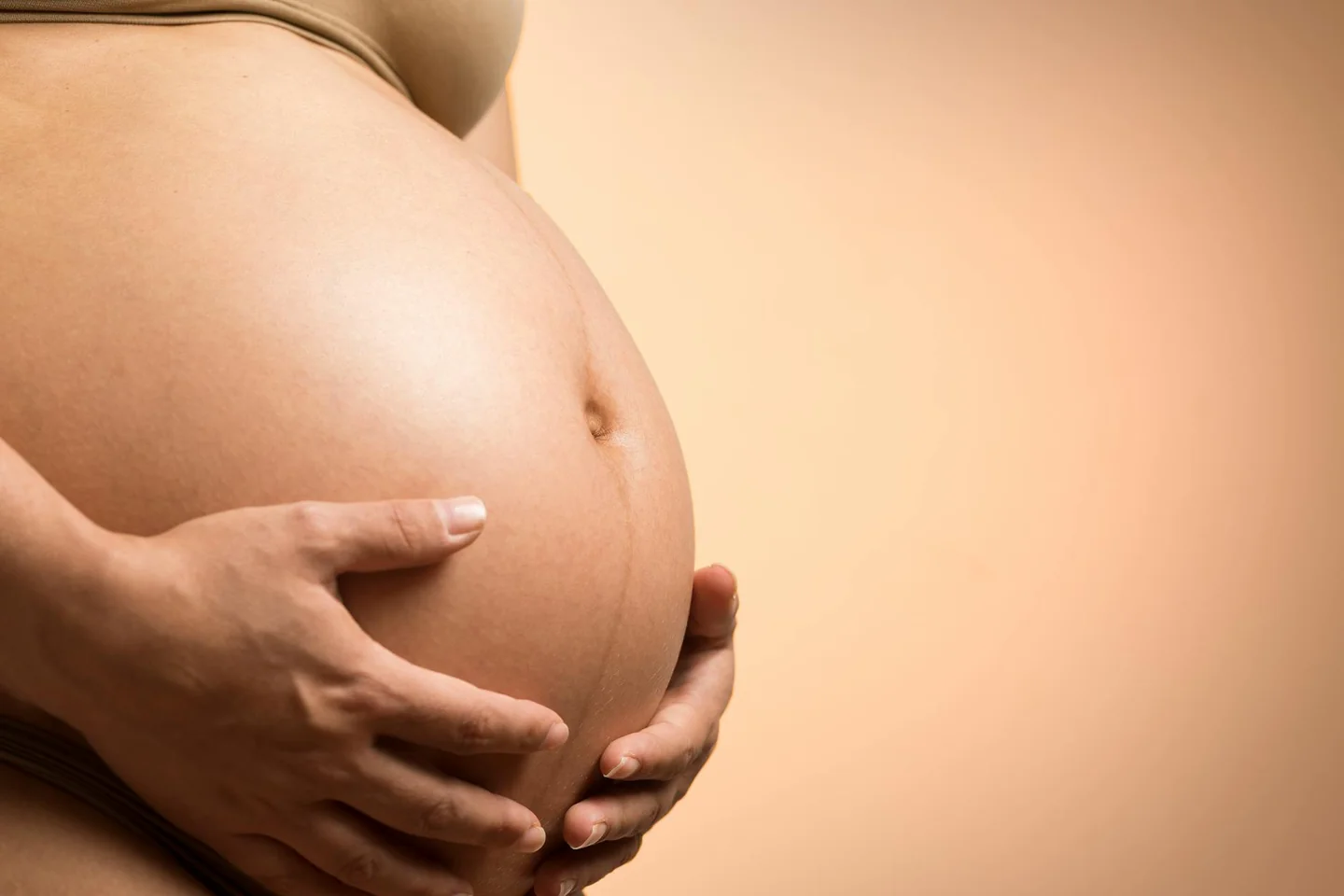 Foto de una mujer embarazada mostrando la barriga relacionada con quando si vede la pancia in gravidanza.