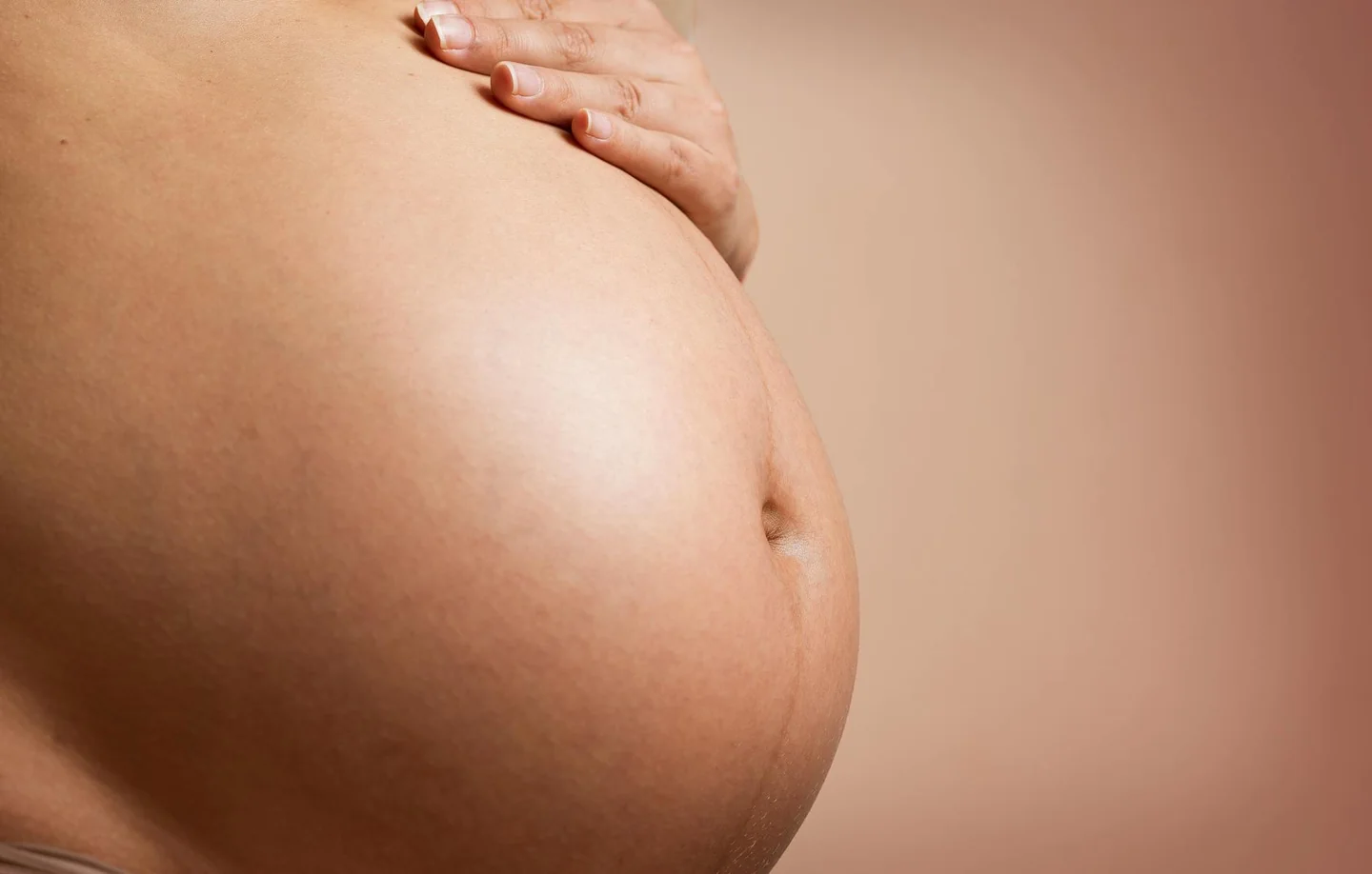 Imagen de una mujer embarazada mostrando la barriga, ideal para ilustrar "quando inizia il sesto mese di gravidanza".