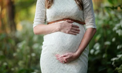 Imagen de una mujer embarazada tocándose la barriga, ideal para ilustrar el tema quando inizia il nono mese di gravidanza.