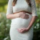 Imagen de una mujer embarazada tocándose la barriga, ideal para ilustrar el tema quando inizia il nono mese di gravidanza.