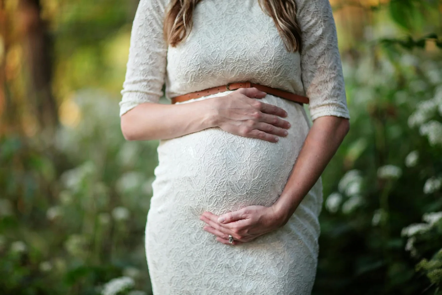 Imagen de una mujer embarazada tocándose la barriga, ideal para ilustrar el tema quando inizia il nono mese di gravidanza.