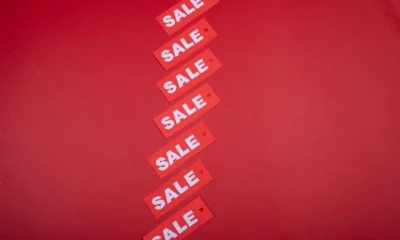 Precio con etiqueta para explicar come si calcola la percentuale di sconto en un artículo sobre compras y rebajas