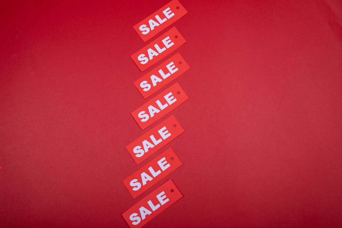 Precio con etiqueta para explicar come si calcola la percentuale di sconto en un artículo sobre compras y rebajas