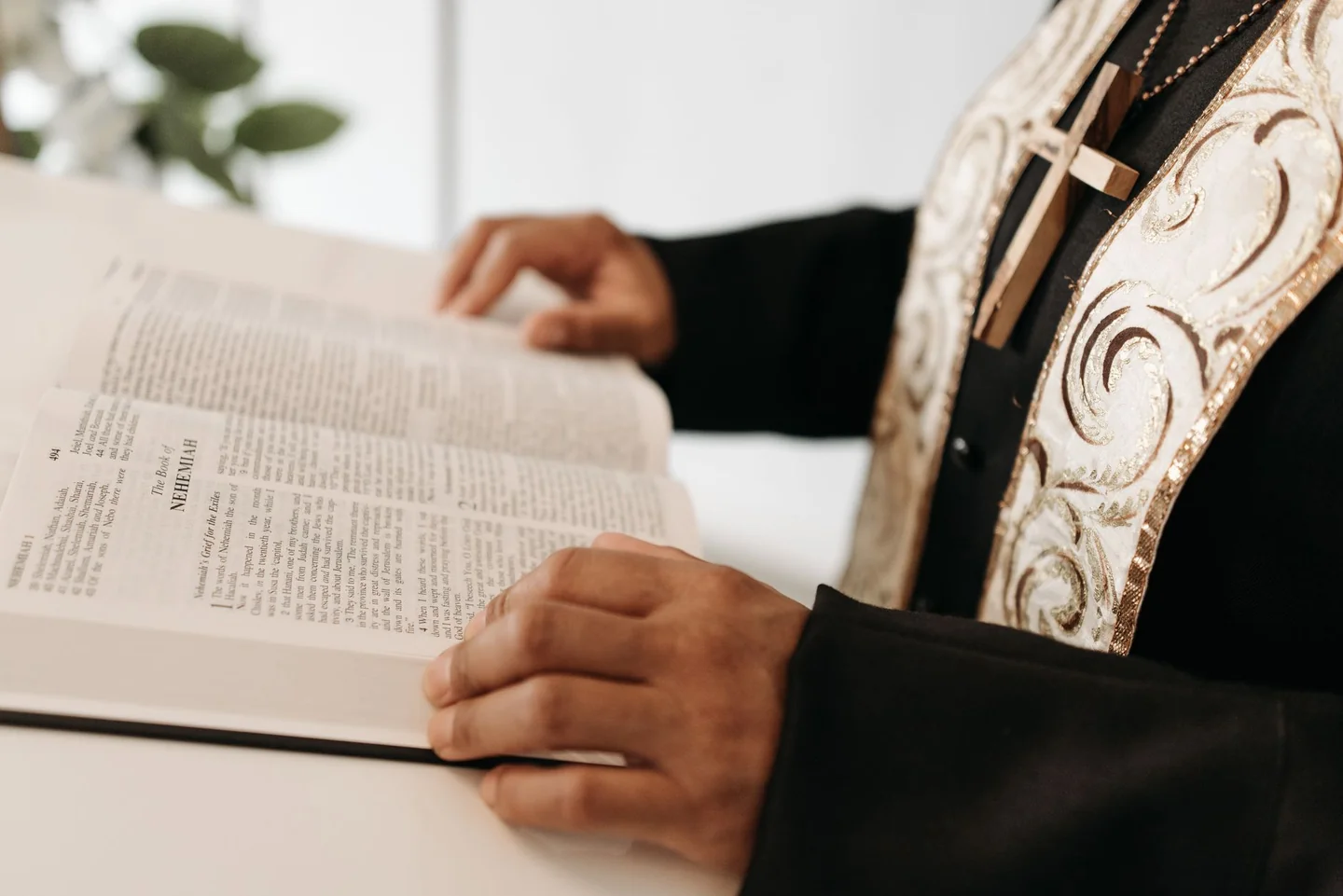 Un sacerdote sosteniendo dinero como imagen de apoyo para el artículo chi paga lo stipendio di un prete en Italia