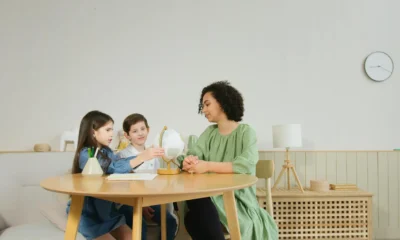 Imagen de un aula de primaria con un reloj visible, ideal para ilustrar quali sono le parole del tempo en un contexto escolar.